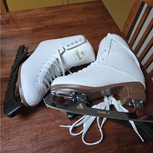 Jackson White Skates with Brown Base